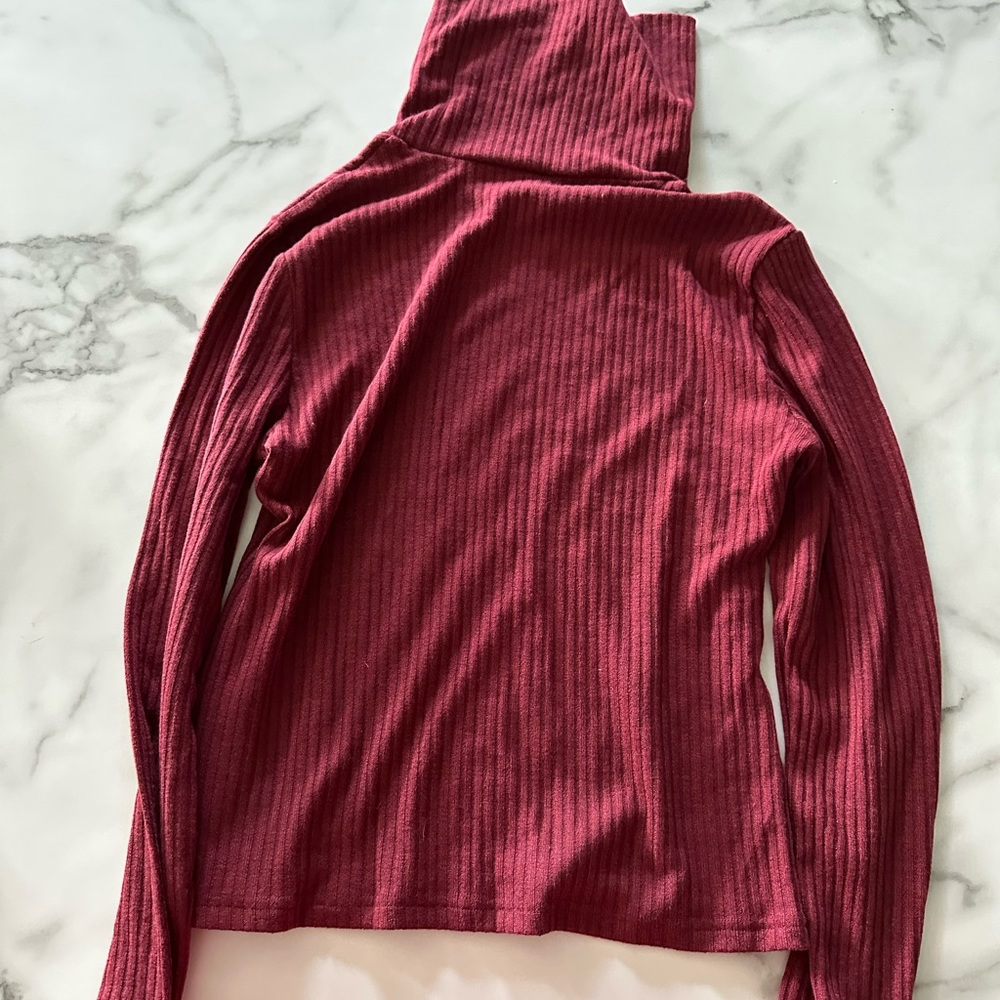 Women’s size large crop turtleneck shirt burgundy